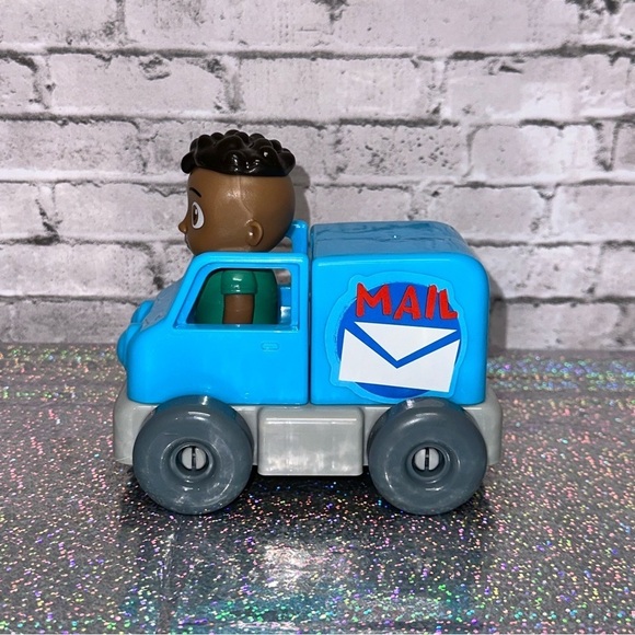 CoComelon Build A Car CODY MAIL TRUCK Toy 4 Piece Building Set - Picture 2 of 15